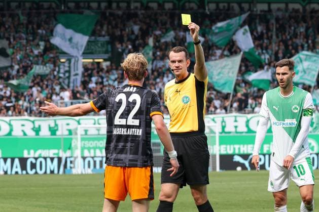 Yellow card from referee Richard Hempel to Mika Haas 22 1 FC Kaiserslautern after foul play, with Branimir Hrgota 10 Spvgg Greuther Fuerth , SpVgg Greuther Fuerth vs 1 FC Kaiserslautern, DFL, 2 Bundesliga, Saison 2025 2026, Sportpark Ronhof Thomas Sommer, Hinrunde, 5 Spieltag, 14 09 2025 DFB regulations prohibit any use of photographs as image sequences and or quasi video Fuerth Bayern Germany Copyright: xkolbert-press MartinxAgüerax