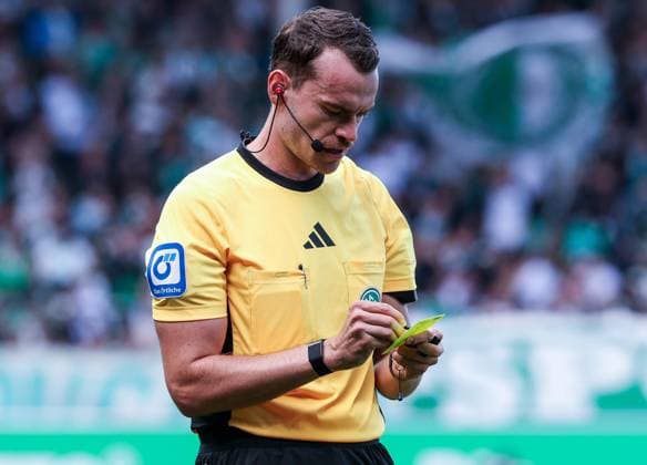 Referee Referee Richard Hempel writes down a yellow card for foul play, SpVgg Greuther Fuerth vs 1 FC Kaiserslautern, DFL, 2 Bundesliga, Season 2025 2026, Sportpark Ronhof Thomas Sommer, Hinrunde, 5 Spieltag, 14 09 2025 DFB regulations prohibit any use of photographs as image sequences and or quasi video Fuerth Bayern Germany Copyright: xkolbert-press MartinxAgüerax