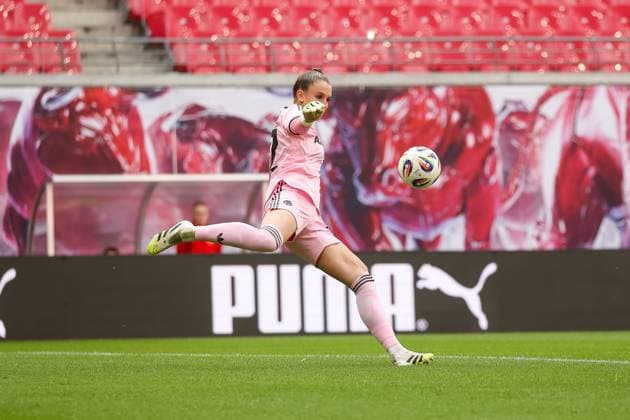 Ena Mahmutovic FC Bayern Women, 32 on the ball, tee, RB Leipzig Women vs FC Bayern Women, Football, 1 Women Bundesliga, 02 Matchday, Season 2025 2026, 14 09 2025,¨ DFL REGULATIONS PROHIBIT ANY USE OF PHOTOGRAPHS AS IMAGE SEQUENCES AND OR QUASI VIDEO,¨ RB Leipzig Women vs FC Bayern Women, Football, 1 Women Bundesliga, 02 Matchday, Season 2025 2026, 14 09 2025, Google Pixel Women Bundesliga Leipzig Copyright: xEibner-Pressefoto LauraxRoemerx EP_LRR