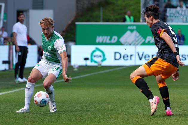 Marco John 24 Spvgg Greuther Fuerth , left, in duel with Jisoo Kim 5 1 FC Kaiserslautern , SpVgg Greuther Fuerth vs 1 FC Kaiserslautern, DFL, 2 Bundesliga, Saison 2025 2026, Sportpark Ronhof Thomas Sommer, Hinrunde, 5 Spieltag, 14 09 2025 DFB regulations prohibit any use of photographs as image sequences and or quasi video Fuerth Bayern Germany Copyright: xkolbert-press MartinxAgüerax