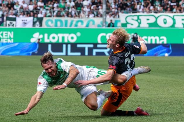 Foul by Mika Haas 22 1 FC Kaiserslautern on Felix Klaus 30 Spvgg Greuther Fuerth , SpVgg Greuther Fuerth vs 1 FC Kaiserslautern, DFL, 2 Bundesliga, Saison 2025 2026, Sportpark Ronhof Thomas Sommer, Hinrunde, 5 Spieltag, 14 09 2025 DFB regulations prohibit any use of photographs as image sequences and or quasi video Fuerth Bayern Germany Copyright: xkolbert-press MartinxAgüerax