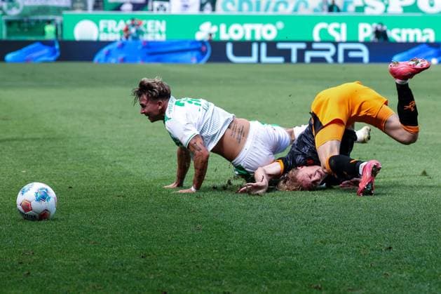 Foul by Mika Haas 22 1 FC Kaiserslautern on Felix Klaus 30 Spvgg Greuther Fuerth , both fall, SpVgg Greuther Fuerth vs 1 FC Kaiserslautern, DFL, 2 Bundesliga, Season 2025 2026, Sportpark Ronhof Thomas Sommer, Hinrunde, 5 Spieltag, 14 09 2025 DFB regulations prohibit any use of photographs as image sequences and or quasi video Fuerth Bayern Germany Copyright: xkolbert-press MartinxAgüerax