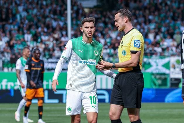 Branimir Hrgota 10 Spvgg Greuther Fuerth discusses with Referee Referee Richard Hempel, SpVgg Greuther Fuerth vs 1 FC Kaiserslautern, DFL, 2 Bundesliga, Season 2025 2026, Sportpark Ronhof Thomas Sommer, Hinrunde, 5 Spieltag, 14 09 2025 DFB regulations prohibit any use of photographs as image sequences and or quasi video Fuerth Bayern Germany Copyright: xkolbert-press MartinxAgüerax