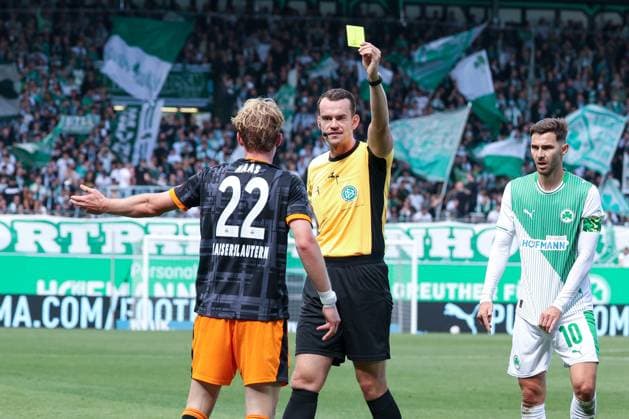 Yellow card from referee Richard Hempel to Mika Haas 22 1 FC Kaiserslautern after foul play, with Branimir Hrgota 10 Spvgg Greuther Fuerth , SpVgg Greuther Fuerth vs 1 FC Kaiserslautern, DFL, 2 Bundesliga, Saison 2025 2026, Sportpark Ronhof Thomas Sommer, Hinrunde, 5 Spieltag, 14 09 2025 DFB regulations prohibit any use of photographs as image sequences and or quasi video Fuerth Bayern Germany Copyright: xkolbert-press MartinxAgüerax