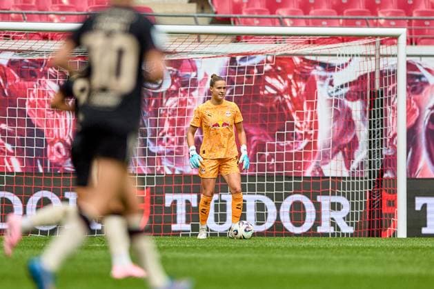 14 09 2025, GER, Womens Soccer, BL, 2025 2026, RB Leipzig FC Bayern Munich Elvira Herzog 1, RB Leipzig , free-standing, with ball Leipzig Red Bull Arena Saxony Germany