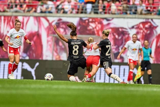 14 09 2025, GER, Womens soccer, BL, 2025 2026, RB Leipzig FC Bayern Munich f l n r Lena Oberdorf 8, FC Bayern Munich , Marlene Müller 27, RB Leipzig , Franziska Klett 20, FC Bayern Munich , Action, Fight for ball, rear view Leipzig Red Bull Arena Saxony Germany