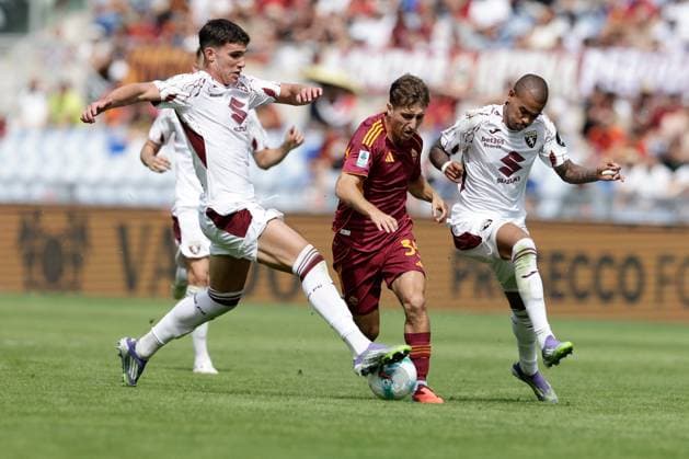 CALCIO - Serie A - AS Roma vs Torino FC Roma s Italian forward Tommaso Baldanzi challenges for the ball with Torino s Belgian forward Cyril Ngonge during the Serie A football match between AS Roma vs Torino at the Olimpico Stadium in Rome, Italy on September 14, 2025. Rome Italy  Copyright: xIPAxSport ABACAx
