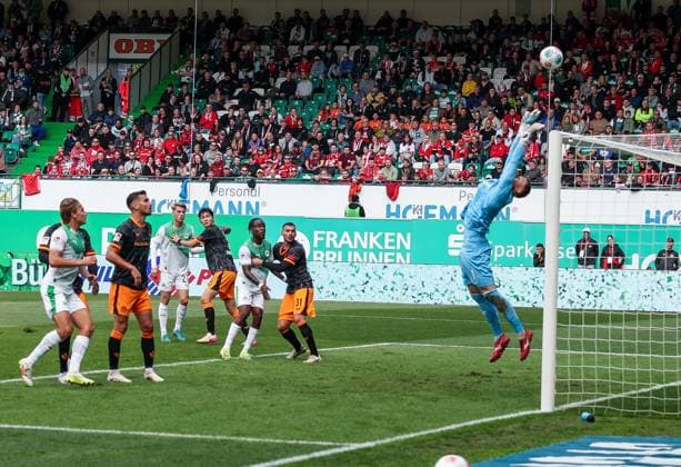 Julian Krahl 1 1 FC Kaiserslautern holds a free kick from Branimir Hrgota 10 Spvgg Greuther Fuerth not in picture , SpVgg Greuther Fuerth vs 1 FC Kaiserslautern, DFL, 2 Bundesliga, Saison 2025 2026, Sportpark Ronhof Thomas Sommer, Hinrunde, 5 Spieltag, 14 09 2025 DFB regulations prohibit any use of photographs as image sequences and or quasi video Fuerth Bayern Germany Copyright: xkolbert-press MartinxAgüerax