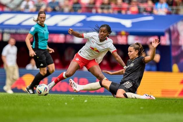 14 09 2025, GER, Womens soccer, BL, 2025 2026, RB Leipzig FC Bayern Munich Delice Boboy 17, RB Leipzig, li , Lena Oberdorf 8, FC Bayern Munich , action, duel for ball Leipzig Red Bull Arena Saxony Germany