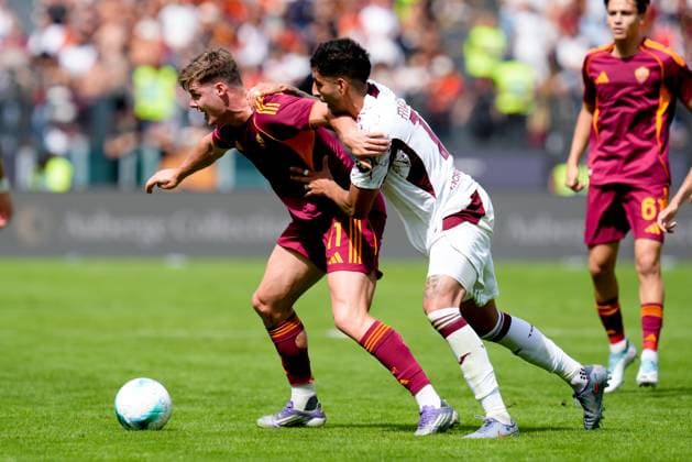 AS Roma v Torino FC - Serie A Enilive Guillermo Maripan of Torino FC and Evan Ferguson of AS Roma compete for the ball during the Serie A Enilive match between AS Roma and Torino FC at Stadio Olimpico on September 14, 2025 in Rome, Italy. Rome Stadio Olimpico Lazio Italy Copyright: xGiuseppexMaffiax 250914_SerieA_Roma-Torino_GM_1043