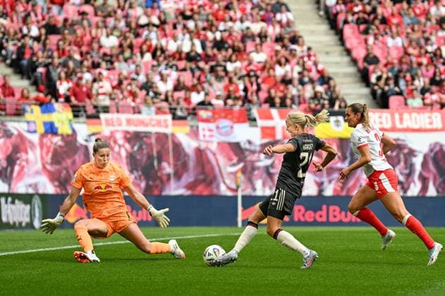 Soccer I Women I Season 2025 2026 I Bundesliga I Matchday 2 I RB Leipzig FC Bayern Munich I 14 09 2025 Match scene Elvia Johanna Herzog 1, Rasenballsport Leipzig does the splits to prevent Pernille Harder 21, FC Bayern Munich from scoring, Andrea Norheim 3, Rasenballsport Leipzig with Leipzig Red Bull Arena Saxony Germany on the right Copyright: xLobeca InesxHähnelx