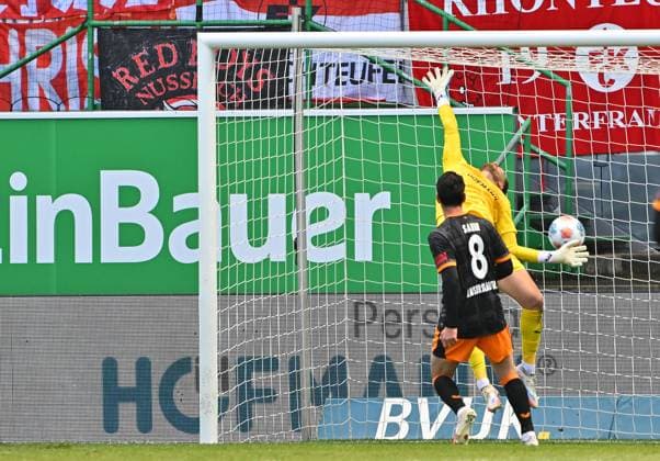 14 09 2025 Soccer Season 2025 2026 2 Soccer Bundesliga 05 Matchday SpVgg Greuther Fürth Kleeblatt 1 FC Kaiserslauten FCK Rote Teufel Sportfoto Zink MeZi xmexzix DFL regulations prohibit any use of photographs as image sequences and or quasi video only for editorial use Pelle Boevink 26, SpVgg Greuther Fürth concedes goal to 0 2