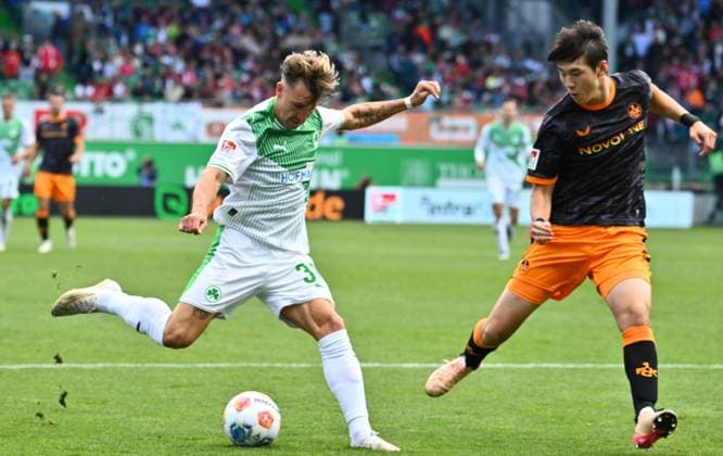 14 09 2025 Soccer Season 2025 2026 2 Soccer Bundesliga 05 Matchday SpVgg Greuther Fürth Kleeblatt 1 FC Kaiserslauten FCK Rote Teufel Sportfoto Zink xwoxzix DFL regulations prohibit any use of photographs as image sequences and or quasi video only for editorial use Felix Klaus 30, SpVgg Greuther Fürth Ji soo kim 5, 1 FC Kaiserslautern FCK
