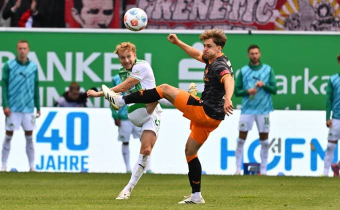 14 09 2025 Soccer Season 2025 2026 2 Soccer Bundesliga 05 Matchday SpVgg Greuther Fürth Kleeblatt 1 FC Kaiserslauten FCK Rote Teufel Sportfoto Zink xwoxzix DFL regulations prohibit any use of photographs as image sequences and or quasi video only for editorial use Jannik Dehm 23, SpVgg Greuther Fürth Florian Kleinhansl 3, 1 FC Kaiserslautern FCK