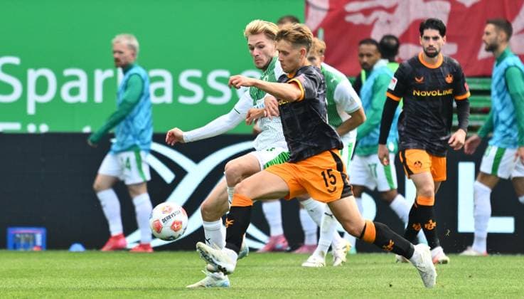 14 09 2025 Soccer Season 2025 2026 2 Soccer Bundesliga 05 Matchday SpVgg Greuther Fürth Kleeblatt 1 FC Kaiserslauten FCK Rote Teufel Sportfoto Zink xwoxzix DFL regulations prohibit any use of photographs as image sequences and or quasi video only for editorial use Naatan Skyttä 15, 1 FC Kaiserslautern FCK vor Marco John 24, SpVgg Greuther Fürth