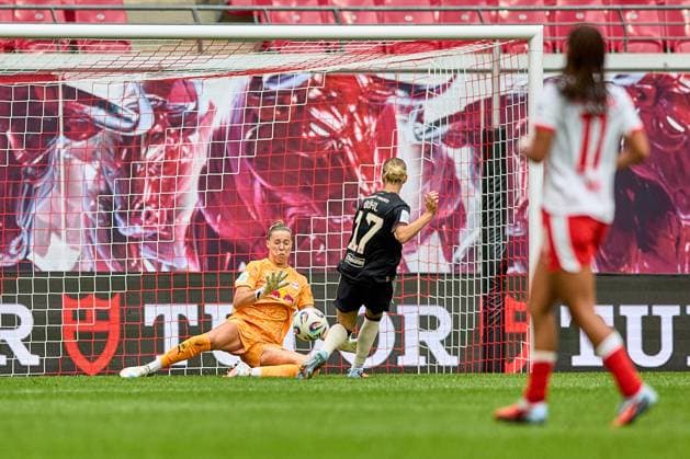 14 09 2025, GER, Womens soccer, BL, 2025 2026, RB Leipzig FC Bayern Munich Elvira Herzog 1, RB Leipzig , holds ball from close range Leipzig Red Bull Arena Saxony Germany