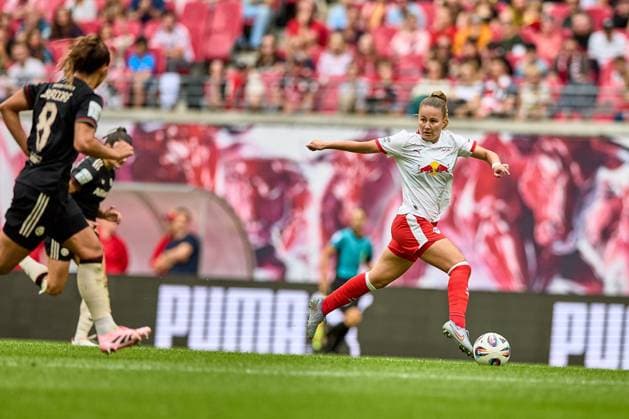 14 09 2025, GER, Womens soccer, BL, 2025 2026, RB Leipzig FC Bayern Munich Annabel Schasching 16, RB Leipzig, re , free position, action, with ball, on the way towards goal, dribbles Leipzig Red Bull Arena Saxony Germany