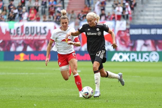 1 Bundesliga Women RB Leipzig vs FC Bayern Munich, 14 09 25 Pernille Harder 21, Bayern Munich ahead of Sandra Starke 13, RB Leipzig on the ball Football, Google Pixel Women Bundesliga, Season 2025 2026, 2 Matchday RB Leipzig vs FC Bayern Munich on 14 09 25, Red Bull Arena, Leipzig DFB REGULATIONS PROHIBIT ANY USE OF PHOTOGRAPHS AS IMAGE SEQUENCES AND OR QUASI VIDEO Copyright: xBEAUTIFULxSPORTS JanxKaeferx