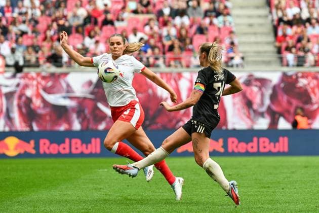 Soccer I Women I Season 2025 2026 I Bundesliga I Matchday 2 I RB Leipzig FC Bayern Munich I 14 09 2025 Andrea Norheim 3, Rasenballsport Leipzig defends a shot on goal from Georgia Stanway 31, FC Bayern Munich with her upper body Leipzig Red Bull Arena Saxony Germany Copyright: xLobeca InesxHähnelx