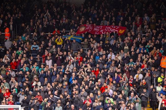 BURNLEY, ENGLAND - Sunday, September 14, 2025: Liverpool s travelling supporters holding up a Sweden flag for their British transfer record signing Alexander Isak before the FA Premier League match between Burnley FC and Liverpool FC at Turf Moor. (Photo by David Rawcliffe Propaganda)  Copyright: xDavidxRawcliffex P2025-09-14-Burnley_Liverpool-41