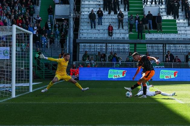 Ivan Prtajin 9 1 FC Kaiserslautern with his goal for 0 3, no chance for Pelle Boevink 26 Spvgg Greuther Fuerth , SpVgg Greuther Fuerth vs 1 FC Kaiserslautern, DFL, 2 Bundesliga, Saison 2025 2026, Sportpark Ronhof Thomas Sommer, Hinrunde, 5 Spieltag, 14 09 2025 DFB regulations prohibit any use of photographs as image sequences and or quasi video Fuerth Bayern Germany Copyright: xkolbert-press MartinxAgüerax