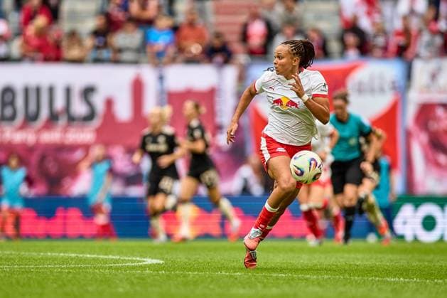 14 09 2025, GER, Womens Soccer, BL, 2025 2026, RB Leipzig FC Bayern Munich Lisa Baum 11, RB Leipzig , Freisteller, action, with ball, dribbles Leipzig Red Bull Arena Saxony Germany