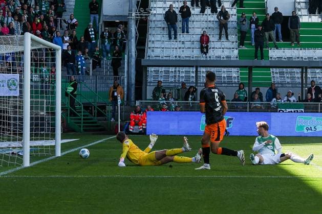 Ivan Prtajin 9 1 FC Kaiserslautern with his goal for 0 3, no chance for Pelle Boevink 26 Spvgg Greuther Fuerth , SpVgg Greuther Fuerth vs 1 FC Kaiserslautern, DFL, 2 Bundesliga, Saison 2025 2026, Sportpark Ronhof Thomas Sommer, Hinrunde, 5 Spieltag, 14 09 2025 DFB regulations prohibit any use of photographs as image sequences and or quasi video Fuerth Bayern Germany Copyright: xkolbert-press MartinxAgüerax