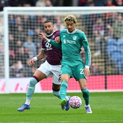 Kyle Walker of Burnley and Hugo Ekitike of Liverpool Burnley v Liverpool, Premier League, Football, Turf Moor, Burnley, UK - 14 Sept 2025Burnley Turf Moor United Kingdom EDITORIAL USE ONLY No use with unauthorised audio, video, data, fixture lists, club league logos or live services. Online in-match use limited to 120 images, no video emulation. No use in betting, games or single club league player publications.  Copyright: xAnnaxGowthorpe Shutterstockx 15481319w