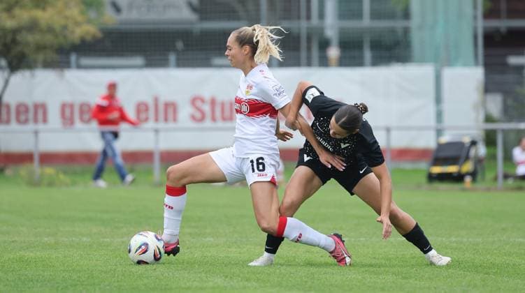 Stuttgart , Soccer 2 Bundesliga , VfB Stuttgart Women vs Viktoria Berlin , from left Janina Hechler vfB Leyila Aydin Berlin