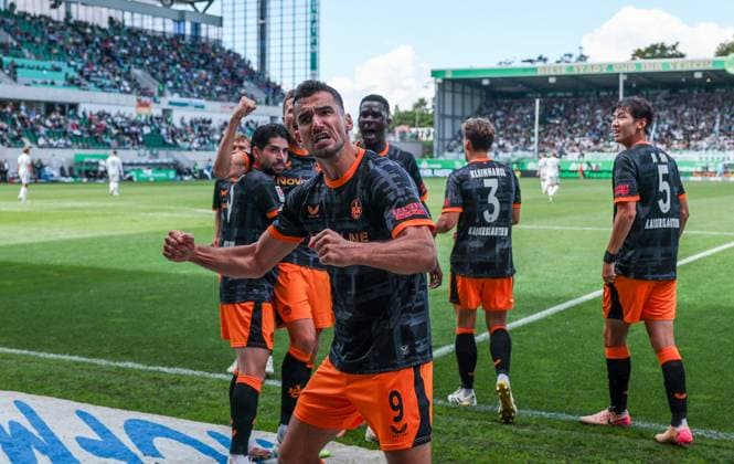 Cheers from Ivan Prtajin 9 1 FC Kaiserslautern after his goal to 0 2, Cheers from the fans, Emotion, Goal celebration of the team 1 FC Kaiserslautern , SpVgg Greuther Fuerth vs 1 FC Kaiserslautern, DFL, 2 Bundesliga, Season 2025 2026, Sportpark Ronhof Thomas Sommer, Hinrunde, 5 Spieltag, 14 09 2025 DFB regulations prohibit any use of photographs as image sequences and or quasi video Fuerth Bayern Germany Copyright: xkolbert-press MartinxAgüerax