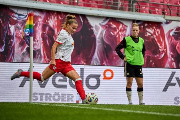 14 09 2025, GER, womens soccer, BL, 2025 2026, RB Leipzig FC Bayern Munich Annabel Schasching 16, RB Leipzig , action, with ball, corner kick Leipzig Red Bull Arena Saxony Germany