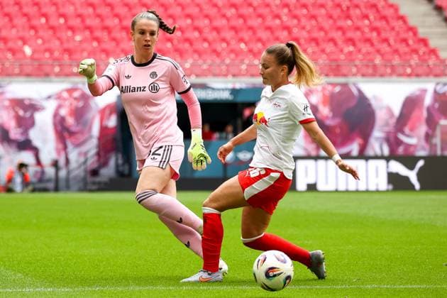 Ena Mahmutovic FC Bayern Women, 32 , Annabel Schasching RB Leipzig Women, 16 duel, duel, fight for the ball, RB Leipzig Women vs FC Bayern Women, Football, 1 Womens Bundesliga, 02 Matchday, Season 2025 2026, 14 09 2025,¨ DFL REGULATIONS PROHIBIT ANY USE OF PHOTOGRAPHS AS IMAGE SEQUENCES AND OR QUASI VIDEO,¨ RB Leipzig Women vs FC Bayern Women, Football, 1 Womens Bundesliga, 02 Matchday, Season 2025 2026, 14 09 2025, Google Pixel Women Bundesliga Leipzig Copyright: xEibner-Pressefoto LauraxRoemerx EP_LRR