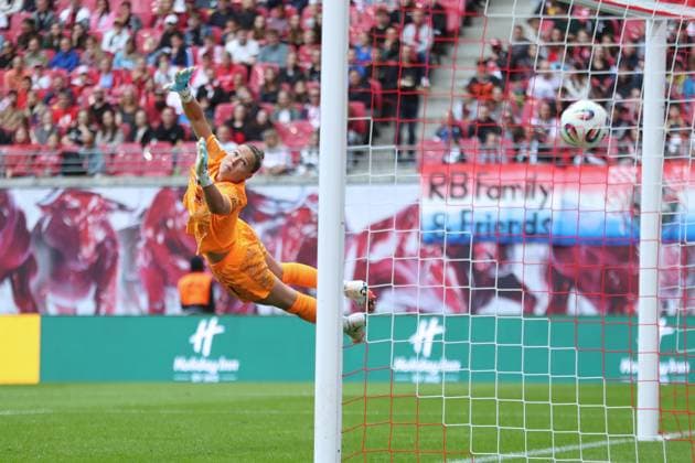 1 Bundesliga Women RB Leipzig vs FC Bayern Munich, 14 09 25 Goalkeeper Elvira Herzog 1, RB Leipzig flies in vain, the ball hits the goal for 0 2 for Bayern Munich Soccer, Google Pixel Women Bundesliga, Season 2025 2026, 2 Matchday RB Leipzig vs FC Bayern Munich on 14 09 25, Red Bull Arena, Leipzig DFB REGULATIONS PROHIBIT ANY USE OF PHOTOGRAPHS AS IMAGE SEQUENCES AND OR QUASI VIDEO Copyright: xBEAUTIFULxSPORTS JanxKaeferx