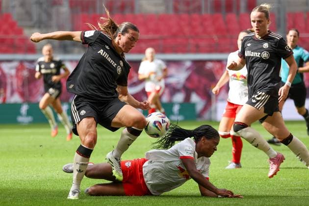 Vanessa Gilles FC Bayern Women, 02 , Delice Boboy RB Leipzig Women, 17 , Franziska Kett FC Bayern Women, 20 duel, duel, fight for the ball, go to ground, RB Leipzig Women vs FC Bayern Women, Football, 1 Womens Bundesliga, 02 Matchday, Season 2025 2026, 14 09 2025,¨ DFL REGULATIONS PROHIBIT ANY USE OF PHOTOGRAPHS AS IMAGE SEQUENCES AND OR QUASI VIDEO,¨ RB Leipzig Women vs FC Bayern Women, Football, 1 Womens Bundesliga, 02 Matchday, Season 2025 2026, 14 09 2025, Google Pixel Women Bundesliga Leipzig Copyright: xEibner-Pressefoto LauraxRoemerx EP_LRR