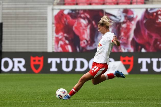 Julia Landenberger RB Leipzig Frauen, 21 setzt zum Schuss an, Ball, RB Leipzig Frauen vs FC Bayern Frauen, Fußball, 1 Frauen Bundesliga, 02 Spieltag, Saison 2025 2026, 14 09 2025,¨ DFL REGULATIONS PROHIBIT ANY USE OF PHOTOGRAPHS AS IMAGE SEQUENCES AND OR QUASI VIDEO,¨ RB Leipzig Frauen vs FC Bayern Frauen, Fußball, 1 Frauen Bundesliga, 02 Spieltag, Saison 2025 2026, 14 09 2025, Google Pixel Frauen Bundesliga Leipzig Copyright: xEibner-Pressefoto LauraxRoemerx EP_LRR