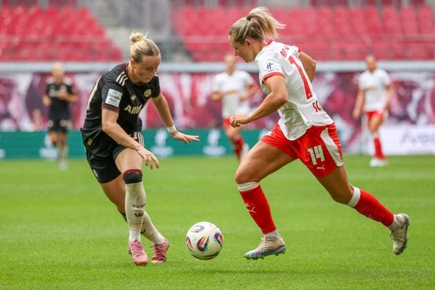 Franziska Kett FC Bayern Women, 20 , Marleen Schimmer RB Leipzig Women, 14 duel, duel, fight for the ball, RB Leipzig Women vs FC Bayern Women, Football, 1 Womens Bundesliga, 02 Matchday, Season 2025 2026, 14 09 2025,¨ DFL REGULATIONS PROHIBIT ANY USE OF PHOTOGRAPHS AS IMAGE SEQUENCES AND OR QUASI VIDEO,¨ RB Leipzig Women vs FC Bayern Women, Football, 1 Women Bundesliga, 02 Matchday, Season 2025 2026, 14 09 2025, Google Pixel Women Bundesliga Leipzig Copyright: xEibner-Pressefoto LauraxRoemerx EP_LRR