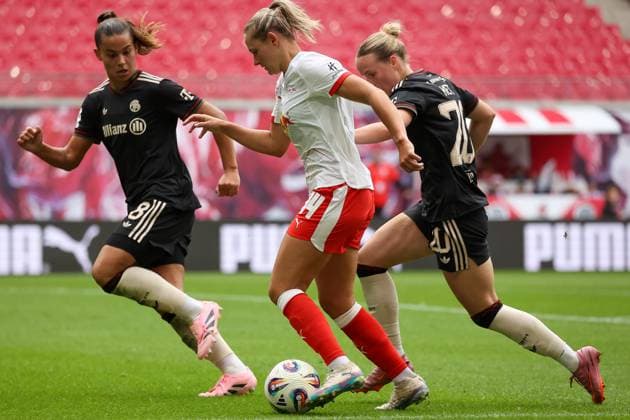 Lena Oberdorf FC Bayern Women, 08 , Marleen Schimmer RB Leipzig Women, 14 , Franziska Kett FC Bayern Women, 20 duel, duel, fight for the ball, RB Leipzig Women vs FC Bayern Women, Football, 1 Womens Bundesliga, 02 Matchday, Season 2025 2026, 14 09 2025,¨ DFL REGULATIONS PROHIBIT ANY USE OF PHOTOGRAPHS AS IMAGE SEQUENCES AND OR QUASI VIDEO,¨ RB Leipzig Women vs FC Bayern Women, Football, 1 Womens Bundesliga, 02 Matchday, Season 2025 2026, 14 09 2025, Google Pixel Women Bundesliga Leipzig Copyright: xEibner-Pressefoto LauraxRoemerx EP_LRR