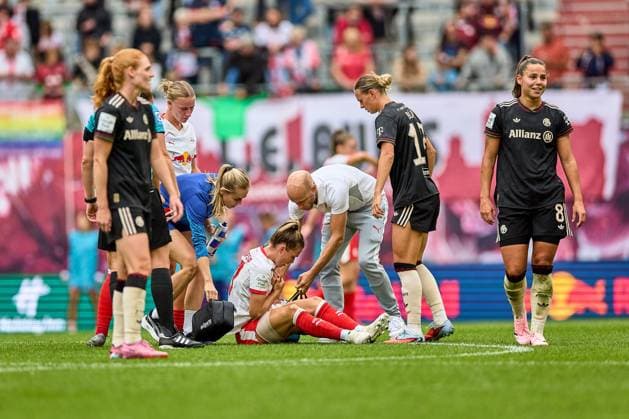 14 09 2025, GER, womens soccer, BL, 2025 2026, RB Leipzig FC Bayern Munich Sandra Starke 13, RB Leipzig , treatment, injury after tackle Leipzig Red Bull Arena Saxony Germany