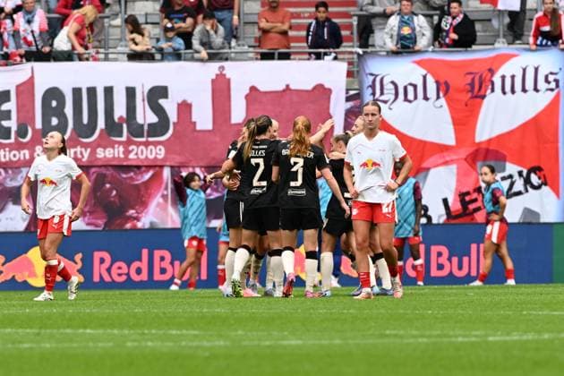 Marlene Müller 27 RB Leipzig Women and Lou Ann Joly 6 RB Leipzig Women from RB Leipzig celebrate with Carolin Simon 30 FC Bayern Women 1 from FC Bayern GPFPL RB Leipzig vs FC Bayern 14 09 2025 Copyright: xJoshuaxHildebrandtx