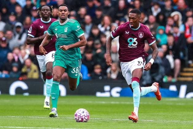 Burnley FC v Liverpool FC, English Premier League Jaidon Anthony of Burnley runs through the Liverpool defence during the Burnley FC v Liverpool FC English Premier League match at Turf Moor, Burnley, England, United Kingdom on 14 September 2025 Credit: Ryan Crockett Every Second Media Editorial use only. All images are copyright Every Second Media Limited. No images may be reproduced without prior permission. All rights reserved. Premier League and Football League images are subject to licensing agreements with Football DataCo Limited. see https: www.football-dataco.com Copyright: xIMAGO EveryxSecondxMediax ESM-1581-0055 RyanxCrockettx xEveryxSecondxMediax