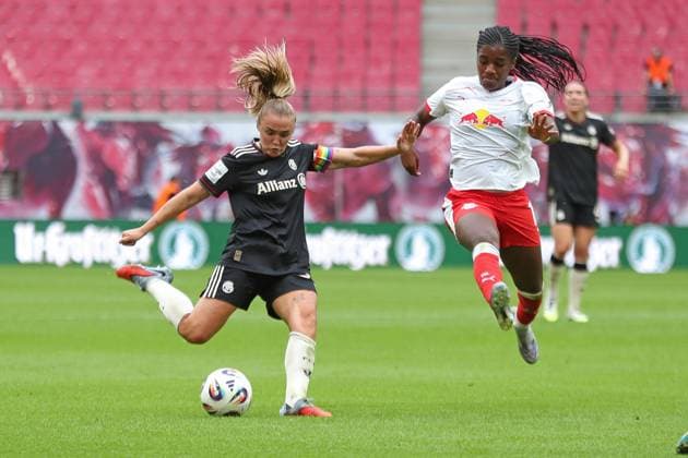 1 Bundesliga Women RB Leipzig vs FC Bayern Munich, 14 09 25 Captain Georgia Stanway 31, Bayern Munich takes a shot, Delice Boboy 17, RB Leipzig jumps in between Football, Google Pixel Women Bundesliga, Season 2025 2026, 2 Matchday RB Leipzig vs FC Bayern Munich on 14 09 25, Red Bull Arena, Leipzig DFB REGULATIONS PROHIBIT ANY USE OF PHOTOGRAPHS AS IMAGE SEQUENCES AND OR QUASI VIDEO Copyright: xBEAUTIFULxSPORTS JanxKaeferx
