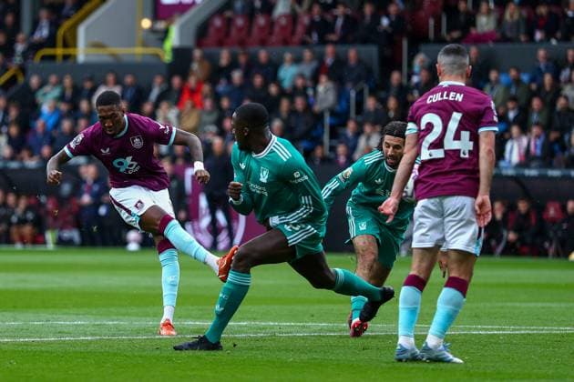 Premier League Burnley v Liverpool Jaidon Anthony of Burnley shoots over during the Premier League match Burnley vs Liverpool at Turf Moor, Burnley, United Kingdom, 14th September 2025 (Photo by Jorge Horsted News Images) Burnley Turf Moor Lancashire United Kingdom Copyright: xJorgexHorsted NewsxImagesx