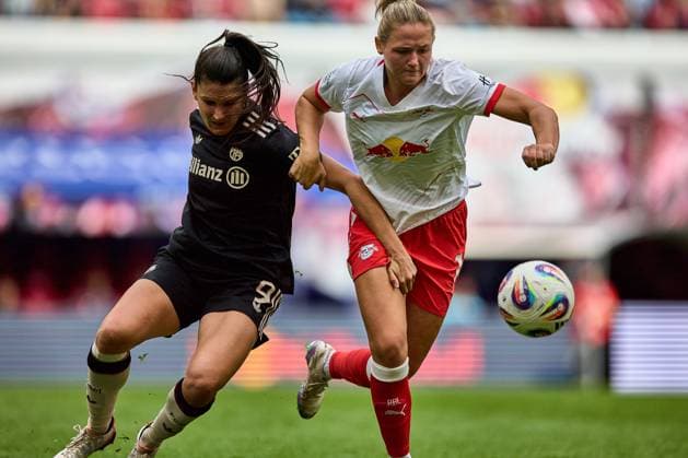 14 09 2025, GER, womens soccer, BL, 2025 2026, RB Leipzig FC Bayern Munich Jovana Damnjanovic 9, FC Bayern Munich, li , Marleen Schimmer 14, RB Leipzig , action, duel for ball Leipzig Red Bull Arena Saxony Germany