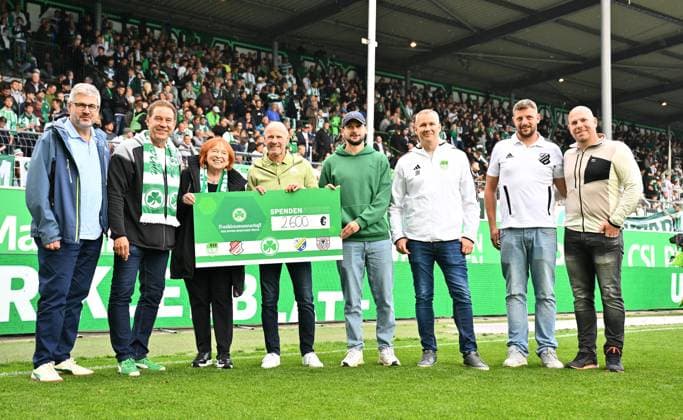 14 09 2025 Soccer Season 2025 2026 2 Soccer Bundesliga 05 Matchday SpVgg Greuther Fürth Kleeblatt 1 FC Kaiserslauten FCK Rote Teufel Sportfoto Zink xwoxzix DFL regulations prohibit any use of photographs as image sequences and or quasi video only for editorial use Markus Braun Mayor City of Fürth Ingrid Hofmann Managing Sole Shareholder I K Hofmann GmbH at cheque presentation Traditionsmannschaft