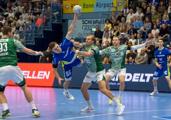 Max Darj Fuechse Berlin, 05 , tries to prevent Kristian Horzen VfL Gummersbach, 27 from throwing Handball Daikin HBL Handball Bundesliga, VfL Gummersbach Füchse Berlin, 4, Matchday, 14 09 2025 Copyright: HMBxMedia xMarcoxBader