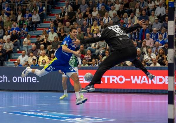 Julian Koester Köster, VfL Gummersbach, 7 with a throw on the goal of Dejan Milosavljev Fuechse Berlin, 96 , Handball Daikin HBL Handball Bundesliga, VfL Gummersbach Füchse Berlin, 4, Matchday, 14 09 2025 Copyright: HMBxMedia xMarcoxBader