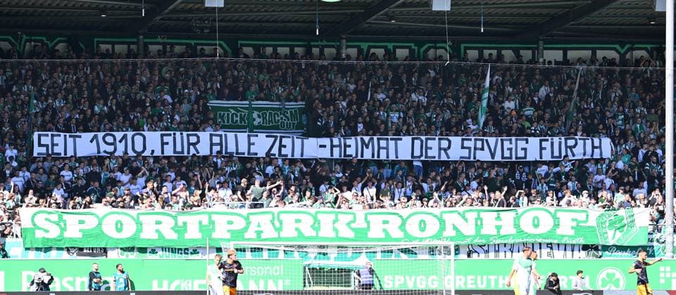 14 09 2025 Soccer Season 2025 2026 2 Soccer Bundesliga 05 Matchday SpVgg Greuther Fürth Kleeblatt 1 FC Kaiserslauten FCK Rote Teufel Sportfoto Zink xwoxzix DFL regulations prohibit any use of photographs as image sequences and or quasi video only for editorial use Greutherfürthfans Fans Fanblock Kleeblattfans Spruchband Banner