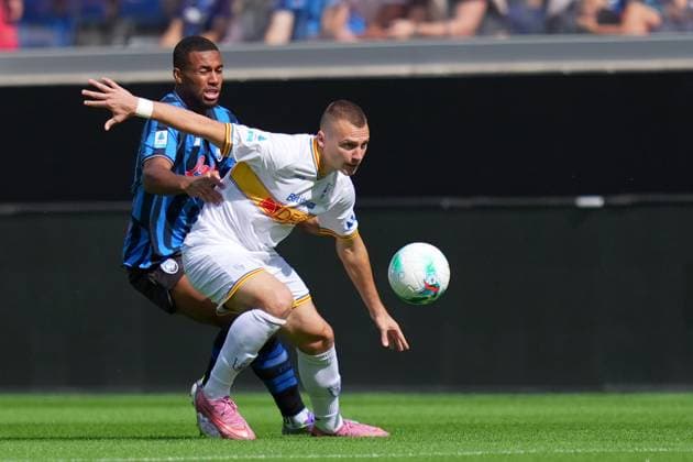 Atalanta s Isak Hien fights for the ball LecceÕs Ylber Ramadani with zleduring the Serie A soccer match between Atalanta and Lecce at the New Balance Stadium in Bergamo , north Italy - Sunday, September 14 , 2025. - Soccer .  Copyright: xSpada LaPressex