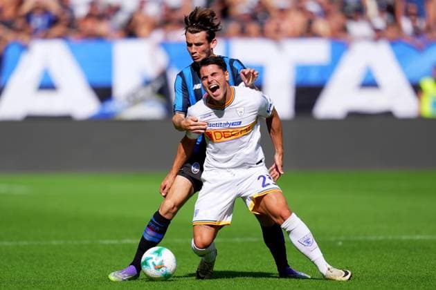 Atalanta s Isak Hien fights for the ball with LecceÕs Riccardo Sottil during the Serie A soccer match between Atalanta and Lecce at the New Balance Stadium in Bergamo , north Italy - Sunday, September 14 , 2025. - Soccer .  Copyright: xSpada LaPressex
