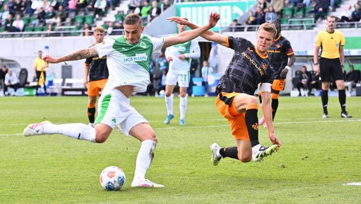 14 09 2025 Soccer Season 2025 2026 2 Soccer Bundesliga 05 Matchday SpVgg Greuther Fürth Kleeblatt 1 FC Kaiserslauten FCK Rote Teufel Sportfoto Zink xwoxzix DFL regulations prohibit any use of photographs as image sequences and or quasi video only for editorial use Philipp Ziereis 4, SpVgg Greuther Fürth Fabian Kunze 6, 1 FC Kaiserslautern FCK